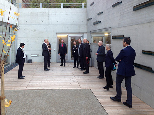 Einkommen Auskommen, Kunst am Bau Arbeiterkammer Wien Pl&ouml;sslgasse 2015, Schmelzglas in Betonseitenwand des Lichthofes